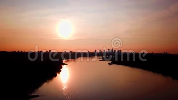 美丽的日落到夜间过渡华沙市区天际线穿过维斯特拉河有人飞起来了视频的预览图