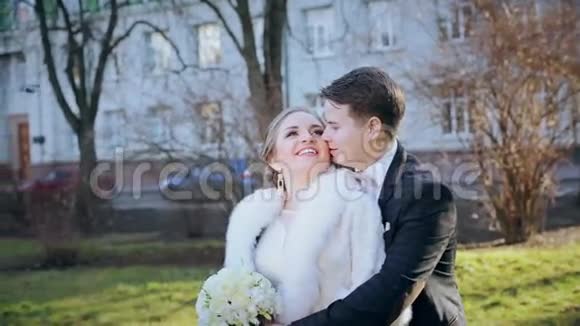 婚礼当天新郎新娘在公园视频的预览图