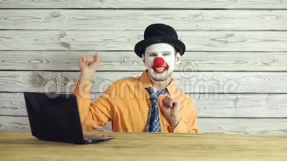 小丑商人在办公室工作视频的预览图