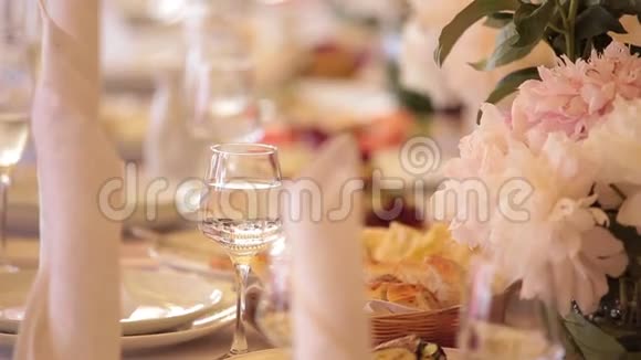 优雅的婚礼或生日餐桌上有鲜花关闭视频的预览图