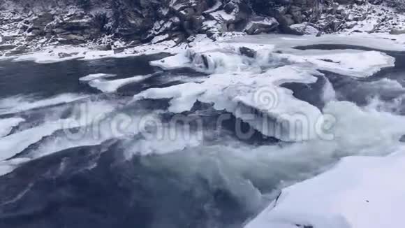在山上飞过一条冬天的河流视频的预览图