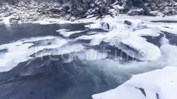 在山上飞过一条冬天的河流视频的预览图