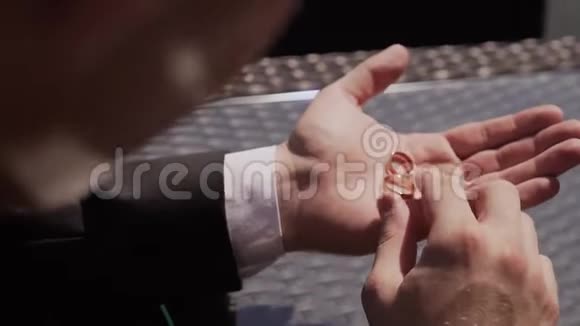 年轻人手上的结婚戒指视频的预览图
