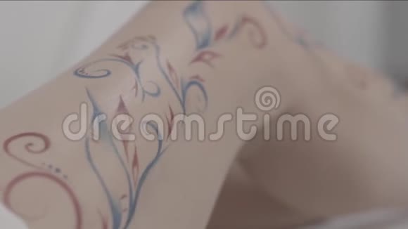 哈娜女性腿上有mehndi纹身有漂亮图案的女人腿特写视频的预览图