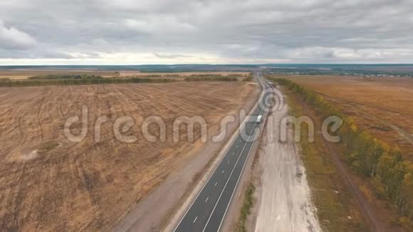 从空中俯瞰初秋的田野和双车行道视频的预览图