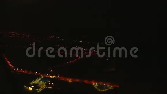 从飞机窗口可以看到多哈机场的夜景视频的预览图