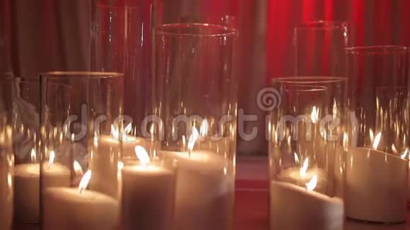 地板上的玻璃蜡烛和白色织物视频的预览图