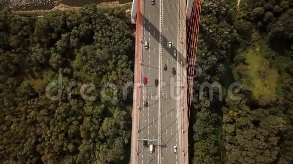 大桥上的汽车运输及大型横渡大河视频的预览图