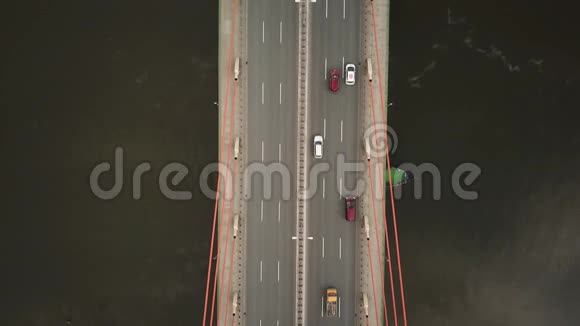 游船在桥下行驶汽车在桥上行驶视频的预览图