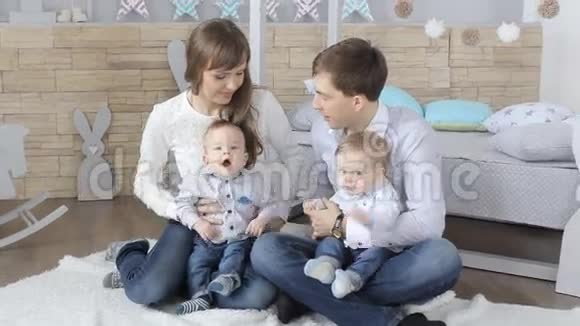 有双胞胎宝宝的父母人家庭幸福观念和观念视频的预览图