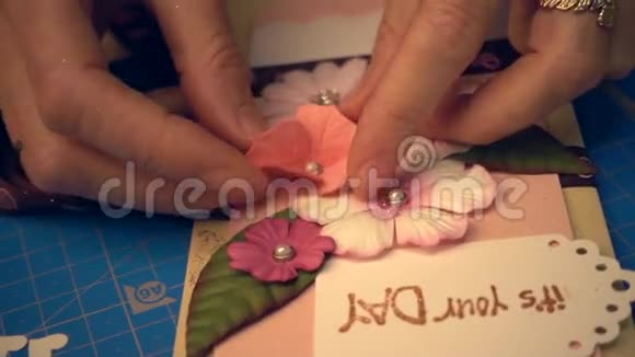 女人手在做剪贴簿的节日明信片视频的预览图