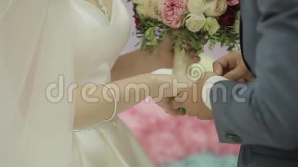 年轻人手上的结婚戒指视频的预览图
