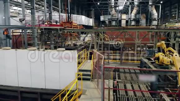 自动机械臂在工业工厂工作视频的预览图