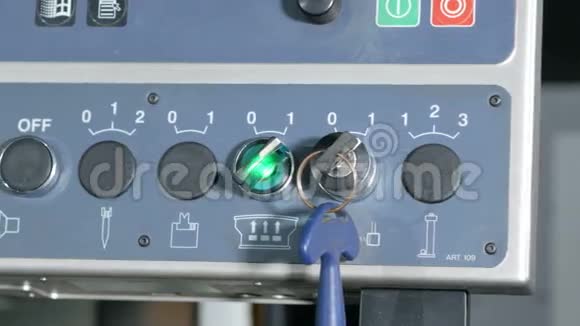 控制折弯机CNC的控制面板便于创建组件的几个键和按钮视频的预览图