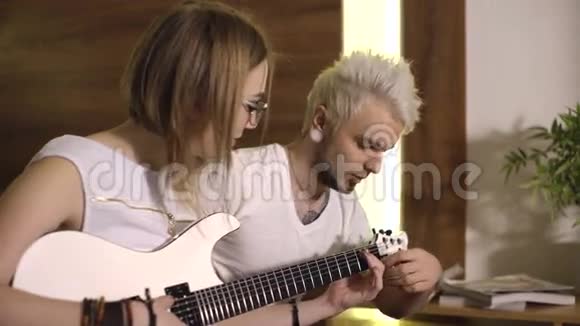 一对在卧室里弹吉他的夫妇视频的预览图