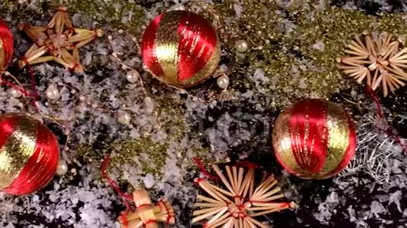 圣诞装饰圣诞球金色的雪花和黑色背景上的雪花视频的预览图