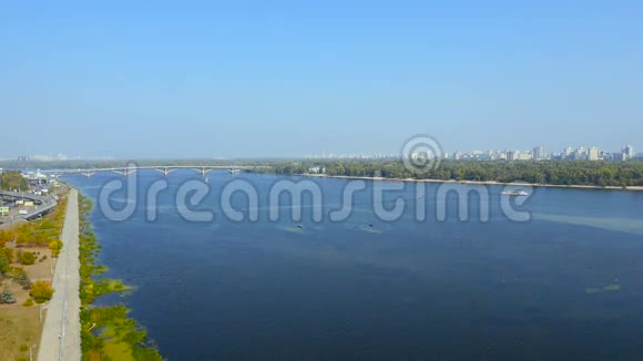 从基辅乌克兰的Dnipro河上的铜桥可以看到空中景色视频的预览图