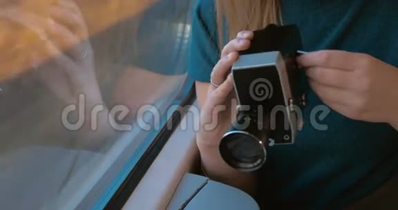 女人用复古摄像机拍摄视频的预览图