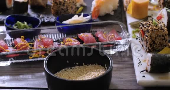 多利推以查看各种日本食物寿司黑吉里刺身视频的预览图