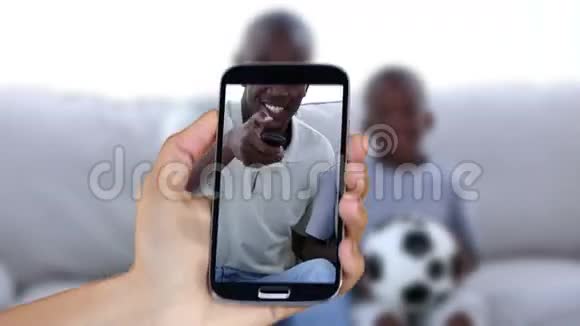 显示人们观看智能手机足球片段的手视频的预览图