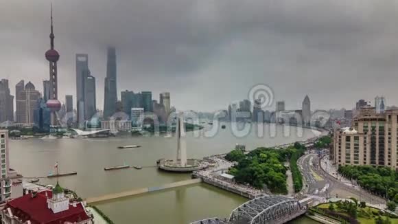上海雨天河湾交通河桥空中4k期中国视频的预览图