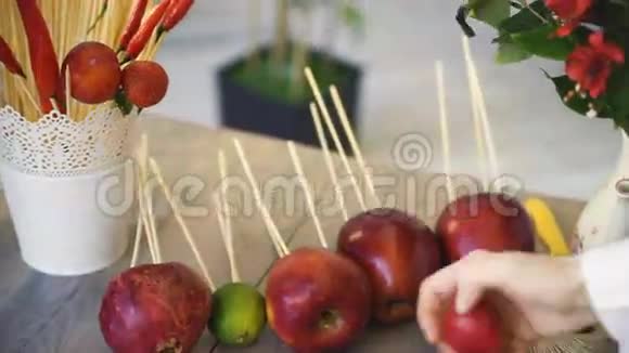 女厨师为烹饪准备鲜花水果和蔬菜并制作水果花束视频的预览图