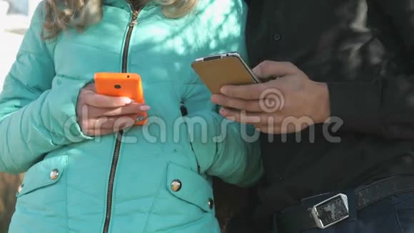 年轻夫妇站着拿着手机视频的预览图