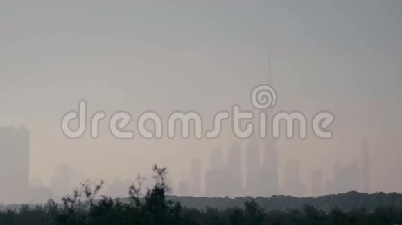 迪拜著名城市日落后的橙色天空之光视频的预览图