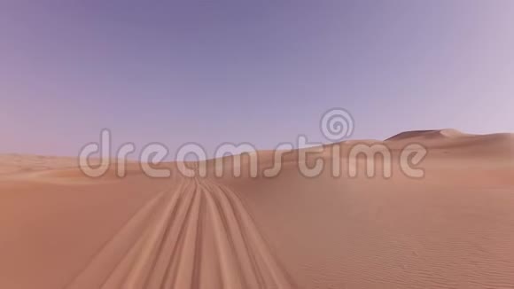 汽车旅行在美丽的沙丘RubalKhali沙漠股票录像视频的预览图