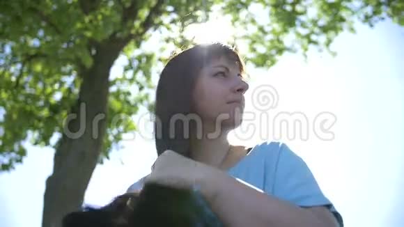 女孩在公园慢动作梳头视频的预览图