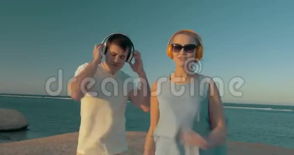 从沙滩音乐中获得乐趣的男人和女人视频的预览图