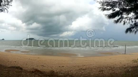 海滩和海面上的风暴天空视频的预览图