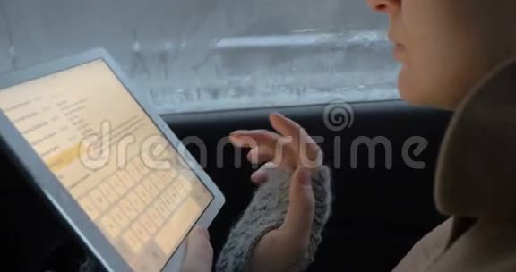 使用平板电脑在车上轻松聊天视频的预览图