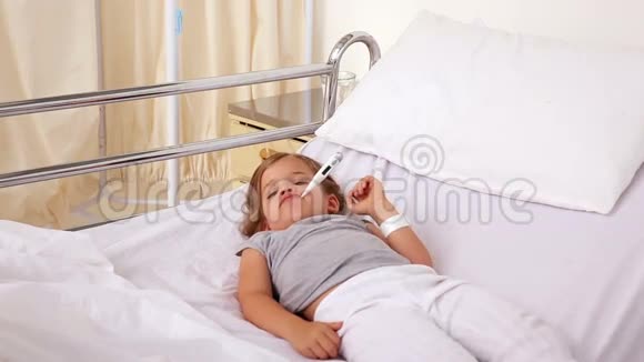 躺在病床上的小女孩拿着体温计视频的预览图