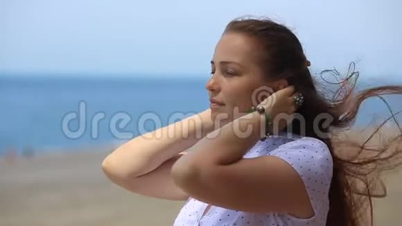 肖像生活方式白人妇女在海滩上健康的生活方式和娱乐的概念视频的预览图