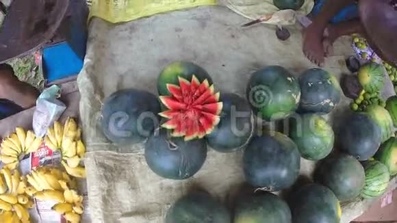 斯里兰卡周日市场上装饰的西瓜视频的预览图