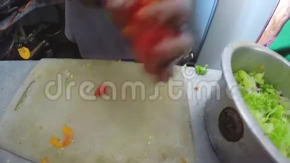 手在厨房板上切西红柿的动作缓慢视频的预览图