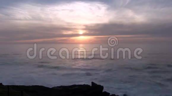 在夕阳西下的俄勒冈州德波湾掀起8分钟的波浪视频的预览图