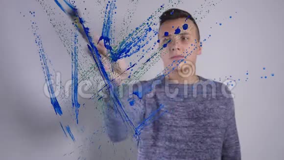 一个人在玻璃白板上画画的特写视频的预览图