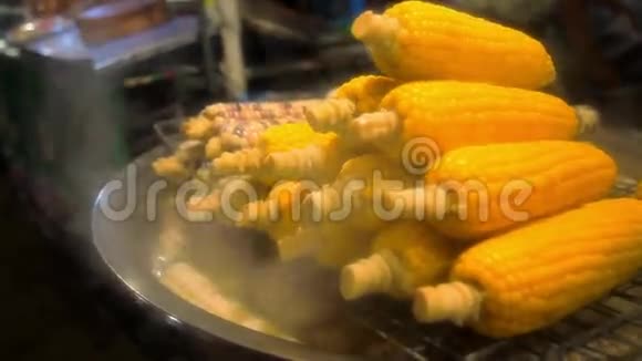 泰国夜市烤玉米视频的预览图