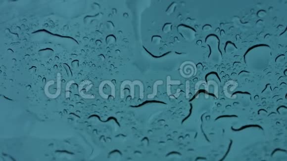 质地玻璃上的水滴视频的预览图