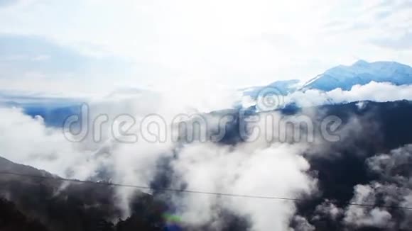高山上的雾景视频的预览图