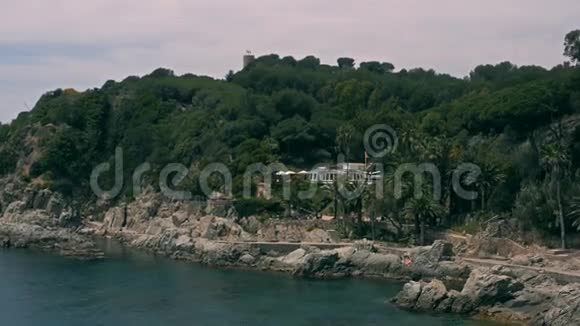 西班牙海崖上漂亮的老别墅视频的预览图