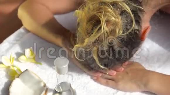 女士水疗按摩玄武岩热石配合按摩油处理高清高清视频的预览图