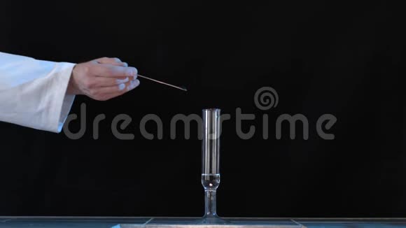在化学实验室的一张桌子上测量带有烟雾的玻璃装有化学物质的玻璃瓶和黑暗中的干冰视频的预览图