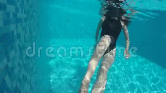 长发女人潜入游泳池视频的预览图
