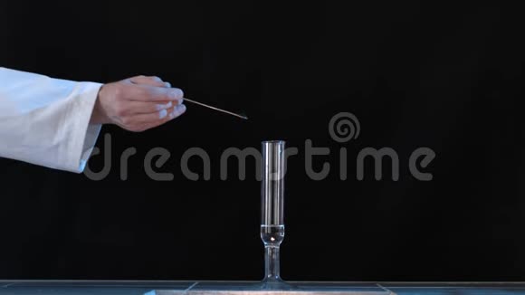 在化学实验室的一张桌子上测量带有烟雾的玻璃装有化学物质的玻璃瓶和黑暗中的干冰视频的预览图