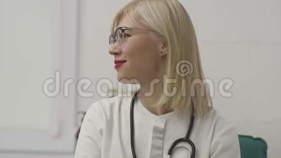 美丽的皮肤科医生女孩在工作场所接受采访视频的预览图