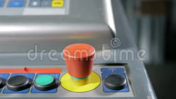 特写手动按下桌面控制面板上的红色按钮数控机床为金属加工一组按钮视频的预览图