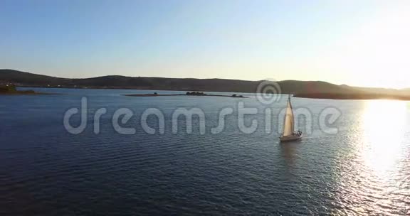 日落时在加列斯尼亚克岛旁航行的游艇的鸟瞰图克罗地亚视频的预览图